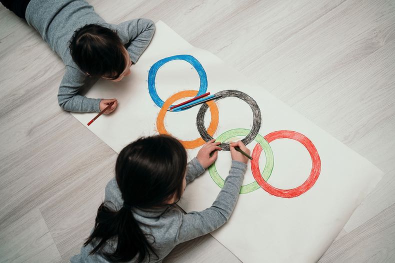 Children drawing Olympic rings